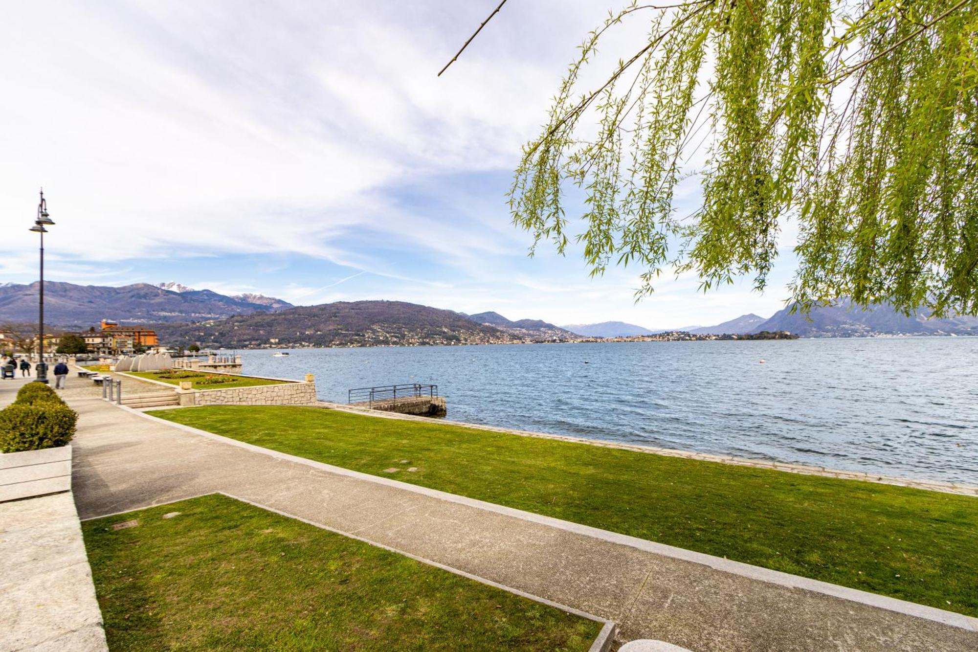 Golden Lake - Luxury Apartment ☆☆☆☆☆ - 100M From The Lake Baveno Exterior photo